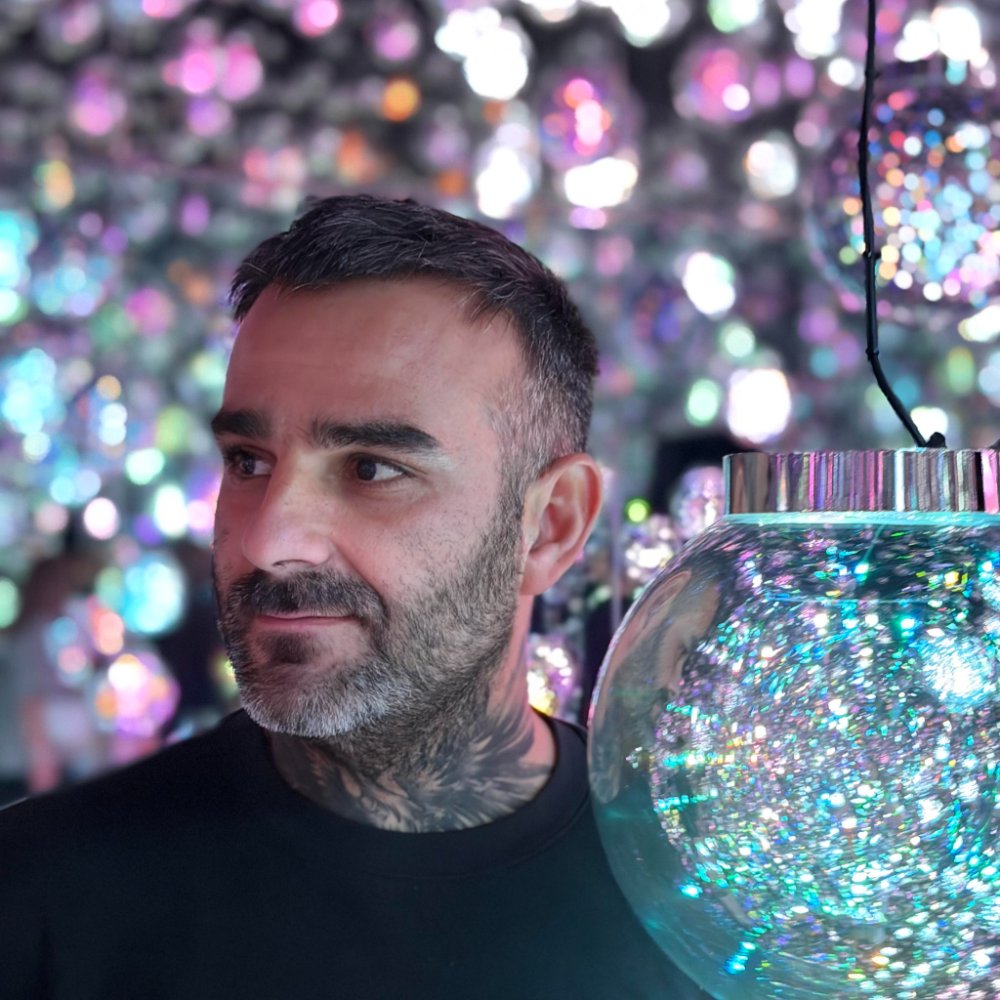Portrait of Julien Jimenez, founder of QuoteWallr